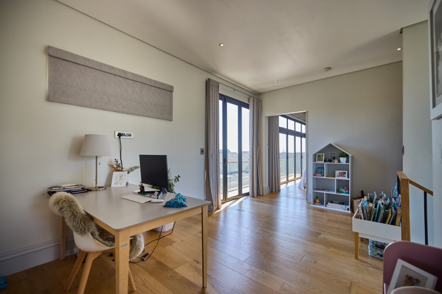 5 Bedroom Property for Sale in Lake Michelle Western Cape